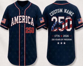 Puede incluir: Camiseta de béisbol azul marino con detalles blancos y rojos. La parte delantera muestra "AMERICA" y el número "250". La parte trasera muestra "CUSTOM NAME", "250", y "1776-2026 250 YEARS OF FREEDOM". Banderas americanas en las mangas.