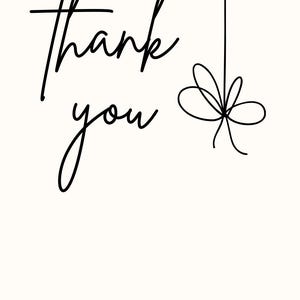 Puede incluir: Una tarjeta blanca con el texto manuscrito en negro Thank you en letra cursiva. A la derecha del texto, cuelga una fina l&iacute;nea vertical negra que termina en una sencilla ilustraci&oacute;n de un lazo negro dibujado a mano con cuatro bucles.