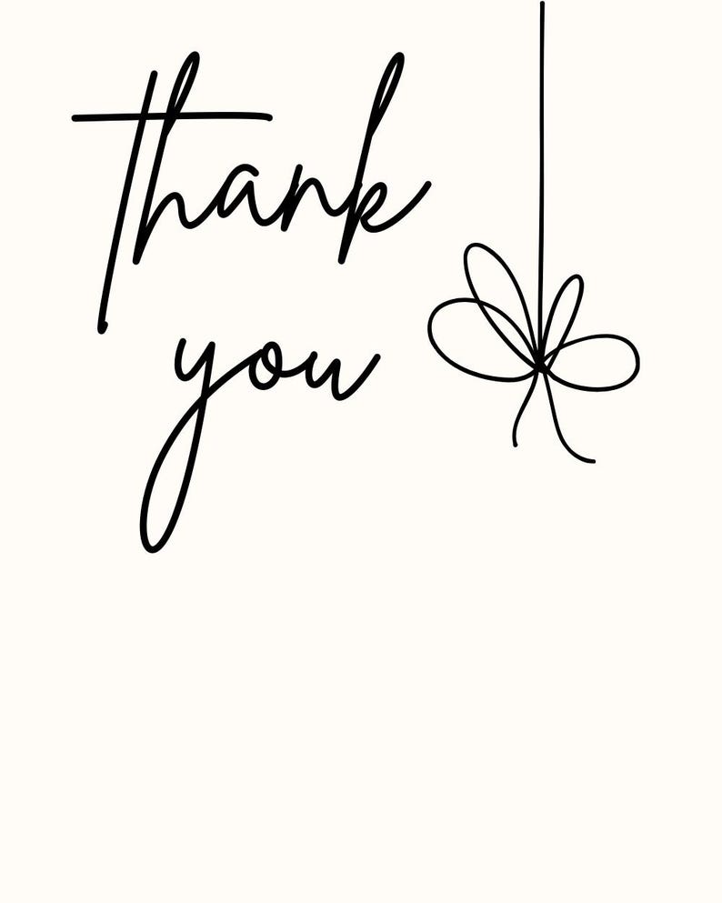 Puede incluir: Una tarjeta blanca con el texto manuscrito en negro Thank you en letra cursiva. A la derecha del texto, cuelga una fina l&iacute;nea vertical negra que termina en una sencilla ilustraci&oacute;n de un lazo negro dibujado a mano con cuatro bucles.