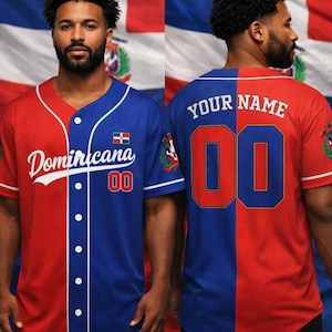 Puede incluir: Una camiseta de béisbol roja y azul con la palabra "Dominicana" en escritura blanca. La camiseta presenta la bandera de la República Dominicana y el número "00". La parte trasera de la camiseta tiene el texto "YOUR NAME" y el número "00".