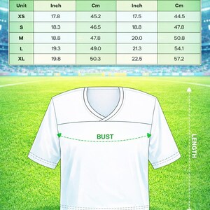 Puede incluir: Una camiseta corta de f&uacute;tbol con cuello en V de color blanco y una tabla de tallas que muestra la longitud y el busto en pulgadas y cent&iacute;metros para las tallas XS a XL. La tabla incluye etiquetas de texto para talla, longitud y busto.