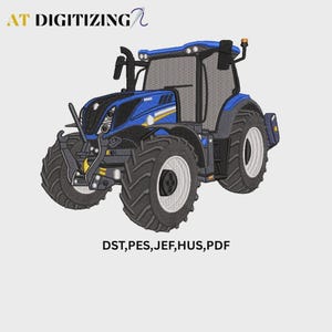 Puede incluir: Un diseño de bordado de un tractor azul con neumáticos negros grandes, una cabina gris y detalles amarillos. El texto AT DIGITIZING aparece arriba a la izquierda y el texto DST, PES, JEF, HUS, PDF abajo. El tractor se muestra desde un ángulo frontal.