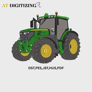 Könnte beinhalten: Ein Stickmuster eines grünen Traktors mit gelben Rädern und schwarzen Reifen. Der Text AT DIGITIZING steht oben links und der Text DST, PES, JEF, HUS, PDF unten. Der Traktor zeigt eine detaillierte Kabine, Scheinwerfer und einen Kühlergrill.