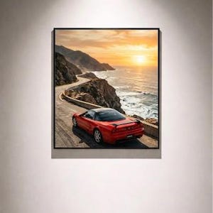 Könnte beinhalten: Gerahmter Druck eines roten Sportwagens auf einer Küstenstraße bei Sonnenuntergang. Das Bild zeigt eine kurvenreiche Straße, das Meer und einen lebendigen Himmel. Das Kunstwerk wird an einer weißen Wand ausgestellt.
