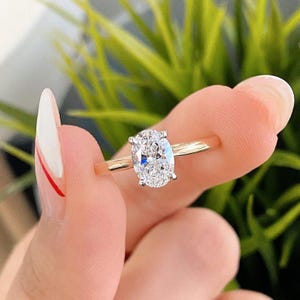 Anel de moissanita com corte oval de 1,50 ct, anel de noivado vintage em ouro maciço 14k com formato de catedral, anel de casamento solitário oval com faixa de ouro liso, presentes