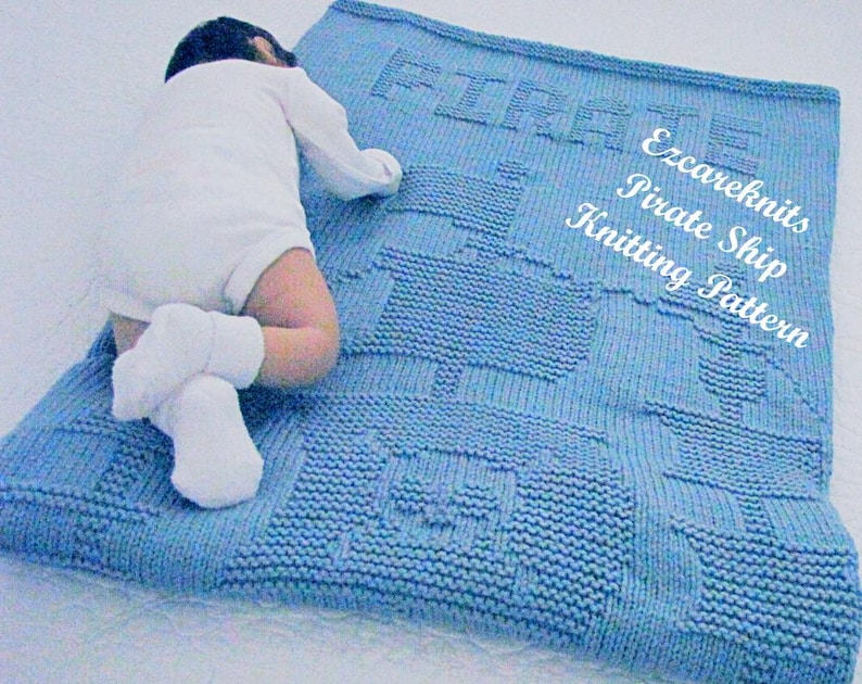 K&ouml;nnte beinhalten: Eine blaue gestrickte Babydecke mit einem Piratenschiff-Design. Die Decke ist mit einem strukturierten Stich gearbeitet und hat die Worte "Ezcareknits Pirate Ship Knitting Pattern" in der Ecke.