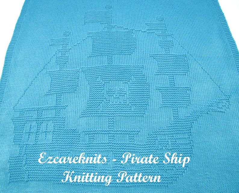 K&ouml;nnte beinhalten: Eine blaue Strickdecke mit einem wei&szlig;en Strickmuster eines Piratenschiffs. Die Decke tr&auml;gt den Text "Ezcareknits - Pirate Ship Knitting Pattern" unten.