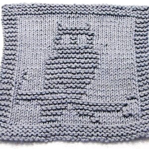 Pode incluir: Um pano de prato azul de malha com um padrão geométrico. O pano de prato é feito de fio de algodão e é projetado para ser absorvente e durável.
