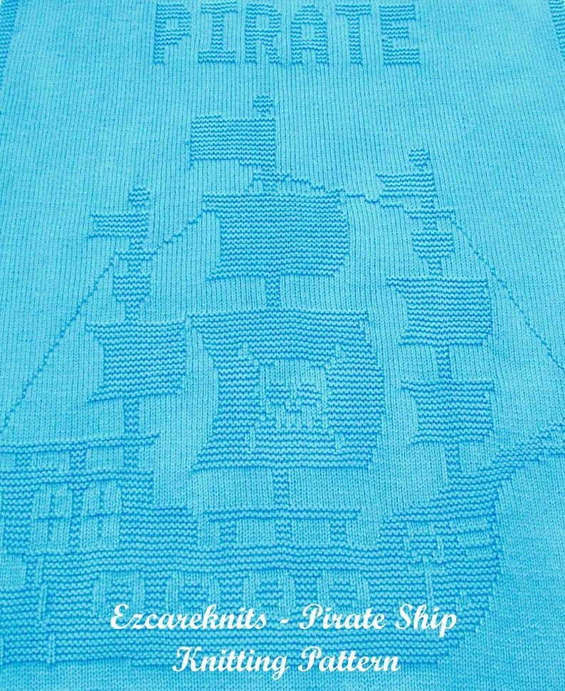 K&ouml;nnte beinhalten: Eine hellblaue gestrickte Babydecke mit einem wei&szlig;en gestrickten Piratenschiff-Design. Die Decke hat den Text "Pirate" oben und "Ezcareknits - Pirate Ship Knitting Pattern" unten.