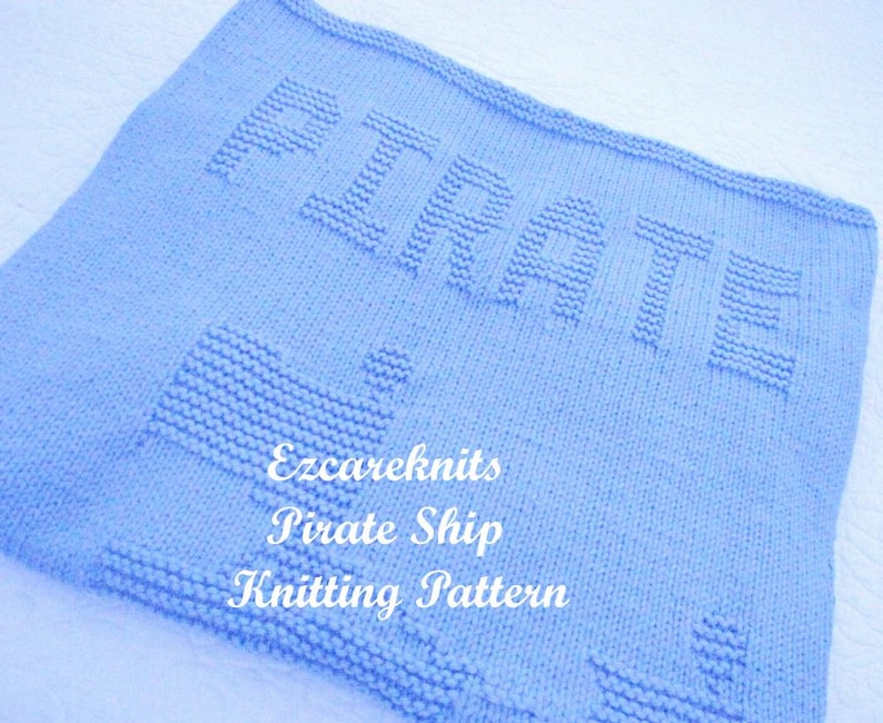 K&ouml;nnte beinhalten: Eine hellblaue gestrickte Babydecke mit dem Wort "Pirate" in erhabenen Lettern. Die Decke zeigt au&szlig;erdem ein gestricktes Schiffsmuster. Der Text "Ezcareknits Pirate Ship Knitting Pattern" ist in Wei&szlig; auf die Decke gedruckt.
