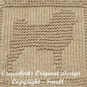 Op de afbeelding: Een beige gebreide theedoek met een geometrisch patroon. De theedoek is gemaakt met een textuur-steek en heeft een vierkante vorm. De tekst "Ezcareknits Original Design Copyright - Small" is zichtbaar in de rechterbenedenhoek van de afbeelding.