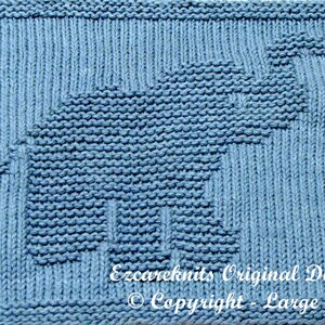 Może przedstawiać: Niebieski kwadratowy dzianinowy wzór z motywem owcy. Owca jest utworzona za pomocą innego wzoru dzianiny, kontrastującego z jednolitym niebieskim tłem. Widoczny jest tekst "Ezcareknits Original Design Copyright - Large".