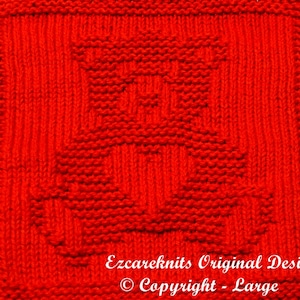 Può includere: Un panno da cucina di maglia rosso con un motivo geometrico. Il panno da cucina è realizzato con una maglia testurizzata e ha una forma quadrata. Il testo "Ezcareknits Original Design © Copyright - Large" è stampato in bianco nella parte inferiore del panno da cucina.