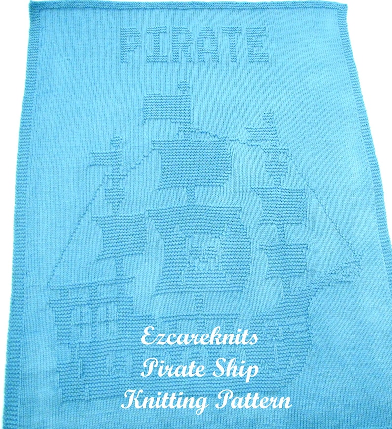 K&ouml;nnte beinhalten: Eine hellblaue gestrickte Babydecke mit einem wei&szlig;en gestrickten Piratenschiff-Design. Die Decke hat oben das Wort "Pirate" und unten den Text "Ezcareknits Pirate Ship Knitting Pattern".