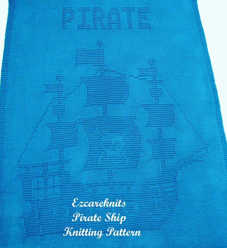 K&ouml;nnte beinhalten: Eine blaue gestrickte Babydecke mit einem wei&szlig;en gestrickten Piratenschiff-Design. Die Decke hat oben das Wort "PIRATE" und unten den Text "Ezcareknits Pirate Ship Knitting Pattern".