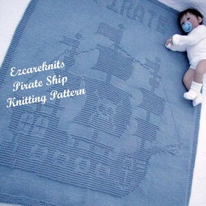 K&ouml;nnte beinhalten: Eine blaue gestrickte Babydecke mit einem wei&szlig;en Piratenschiff-Design. Die Decke ist mit einem strukturierten Stich gearbeitet und tr&auml;gt die Aufschrift "Ezcareknits Pirate Ship Knitting Pattern".