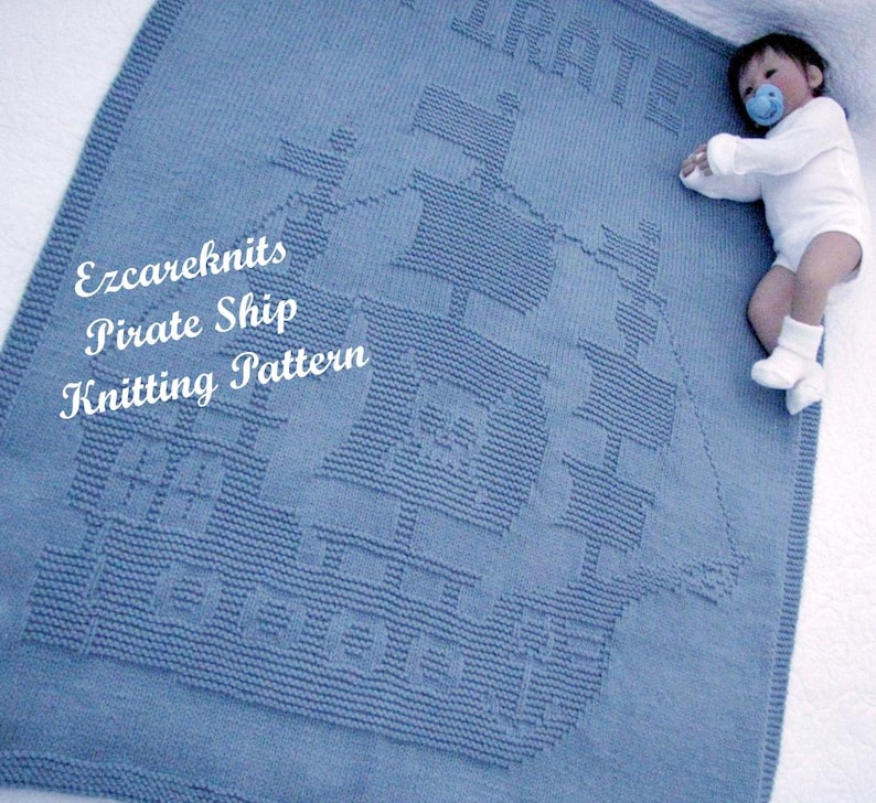 K&ouml;nnte beinhalten: Eine blaue gestrickte Babydecke mit einem wei&szlig;en Piratenschiff-Design. Die Decke ist mit einem strukturierten Stich gearbeitet und tr&auml;gt die Aufschrift "Ezcareknits Pirate Ship Knitting Pattern".