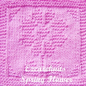 Könnte beinhalten: Eine Nahaufnahme eines rosa gestrickten Stoffes mit einem strukturierten Muster. Der Stoff hat eine quadratische Form und ein florales Design. Der Text "Ezcareknits Spring Flower" ist in der rechten unteren Ecke des Bildes sichtbar.