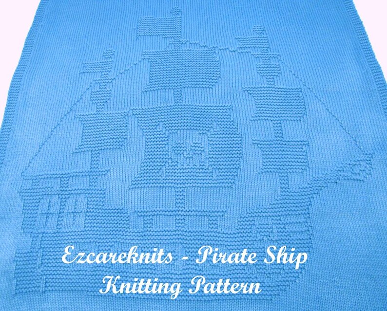 K&ouml;nnte beinhalten: Eine blaue gestrickte Babydecke mit einem wei&szlig;en gestrickten Piratenschiff-Design. Die Decke tr&auml;gt den Text "Ezcareknits - Pirate Ship Knitting Pattern" unten.