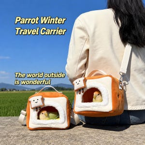 Peut inclure: Un sac de transport d'hiver pour perroquet en peluche douce, en forme de tranche de pain avec une bordure blanche duveteuse autour de l'ouverture. Il comporte un petit écusson en forme de pain avec un visage souriant et une bandoulière amovible.