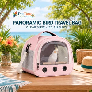 Peut inclure: Un sac de transport panoramique pour oiseaux rose clair avec une fenêtre frontale transparente, des panneaux latéraux en maille et trois trous de ventilation circulaires. Un calopsitte blanc à crête jaune est posé sur un perchoir en bois.