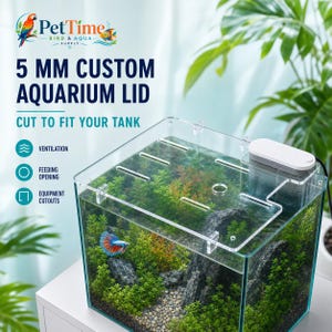 Puede incluir: Una tapa de acuario personalizada transparente de 5 mm de grosor con ranuras de ventilación, una abertura de alimentación circular y recortes para equipos, colocada sobre un acuario con plantas acuáticas y un pez.
