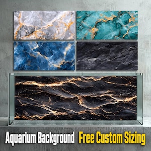 Op de afbeelding: Een rechthoekig glazen aquarium met een achtergrond met een zwart en goud marmerpatroon. Boven het aquarium bevinden zich vier rechthoekige stalen met marmerpatronen in wit en goud, groenblauw en goud, blauw en goud, en zwart en wit.