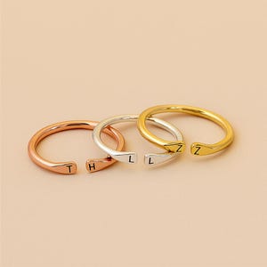Anillo abierto con inicial personalizado: anillo de plata de ley personalizado con letra para parejas, joya minimalista ajustable.