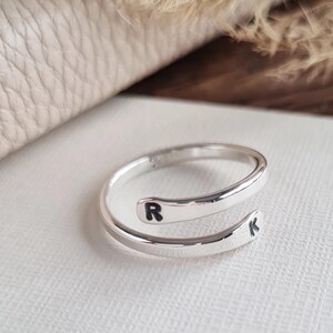 Benutzerdefinierte Anfang Wrap Ring • Sterling Silber Einstellbare Ring • Personalisierter Buchstabe Ring für Frauen • Geschenk für Sie • Minimalistischer Schmuck