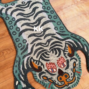 Handgetufteter Wollteppich: Tiger Animal Print