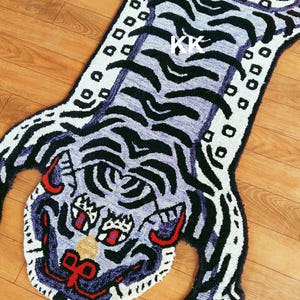 Handgefertigter Tigerteppich aus Wolle: Handgetufteter Wollteppich