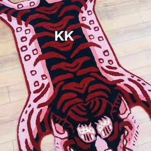 Handgetufteter Wollteppich: Tibetisches Tiger-Design