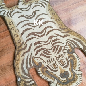 Handgefertigter Tigerteppich aus Wolle: Handgetufteter Wollteppich