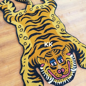Handgefertigter Tigerteppich aus Wolle: Handgetufteter Wollteppich