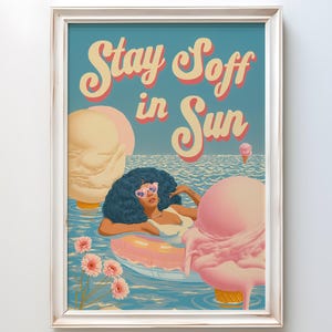 Mujer flotando en la piscina inspirada en Wes Wilson y Mary Blair / Póster retro de verano con helado y fuente de los años 70 / Arte mural femenino y divertido