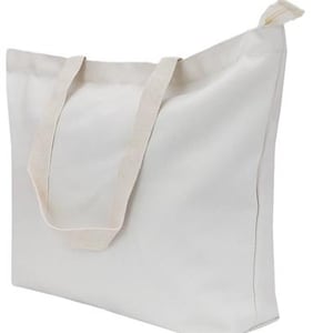 Könnte beinhalten: Eine cremefarbene Tragetasche mit zwei langen Griffen und einer kleinen Schlaufe oben. Die Tasche besteht aus einem robusten Stoff, der sich zum Tragen von Gegenständen eignet. Die Tasche hat eine neutrale Farbe.