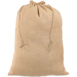 Könnte beinhalten: Ein beigefarbener Jute-Kordelzugbeutel. Der Beutel besteht aus einem groben, gewebten Stoff mit einem natürlichen, erdigen Farbton. Die Oberseite des Beutels ist mit einem Kordelzug verschlossen. Der Beutel ist leer und steht aufrecht.