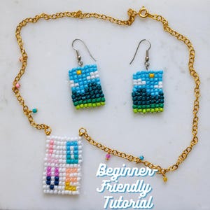 Può includere: Una collana a catena dorata con un ciondolo che dice "LOVE" in perline colorate e orecchini abbinati. Gli orecchini e il ciondolo presentano un disegno a paesaggio in perline blu, verdi e bianche. Il testo "Beginner Friendly Tutorial" è anche visibile.