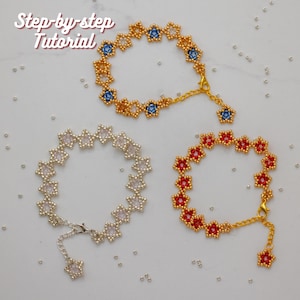Op de afbeelding: Drie kralenarmbanden in de vorm van sterren, in goud, zilver en rood. De gouden armband heeft blauwe accenten, de zilveren armband heeft heldere accenten en de rode armband heeft rode accenten. De armbanden liggen op een wit oppervlak. De tekst in de afbeelding luidt "Step-by-step Tutorial."