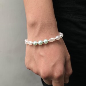 Green & White Pearl Teardrop Bracelet: Elegant Beaded Jewelry