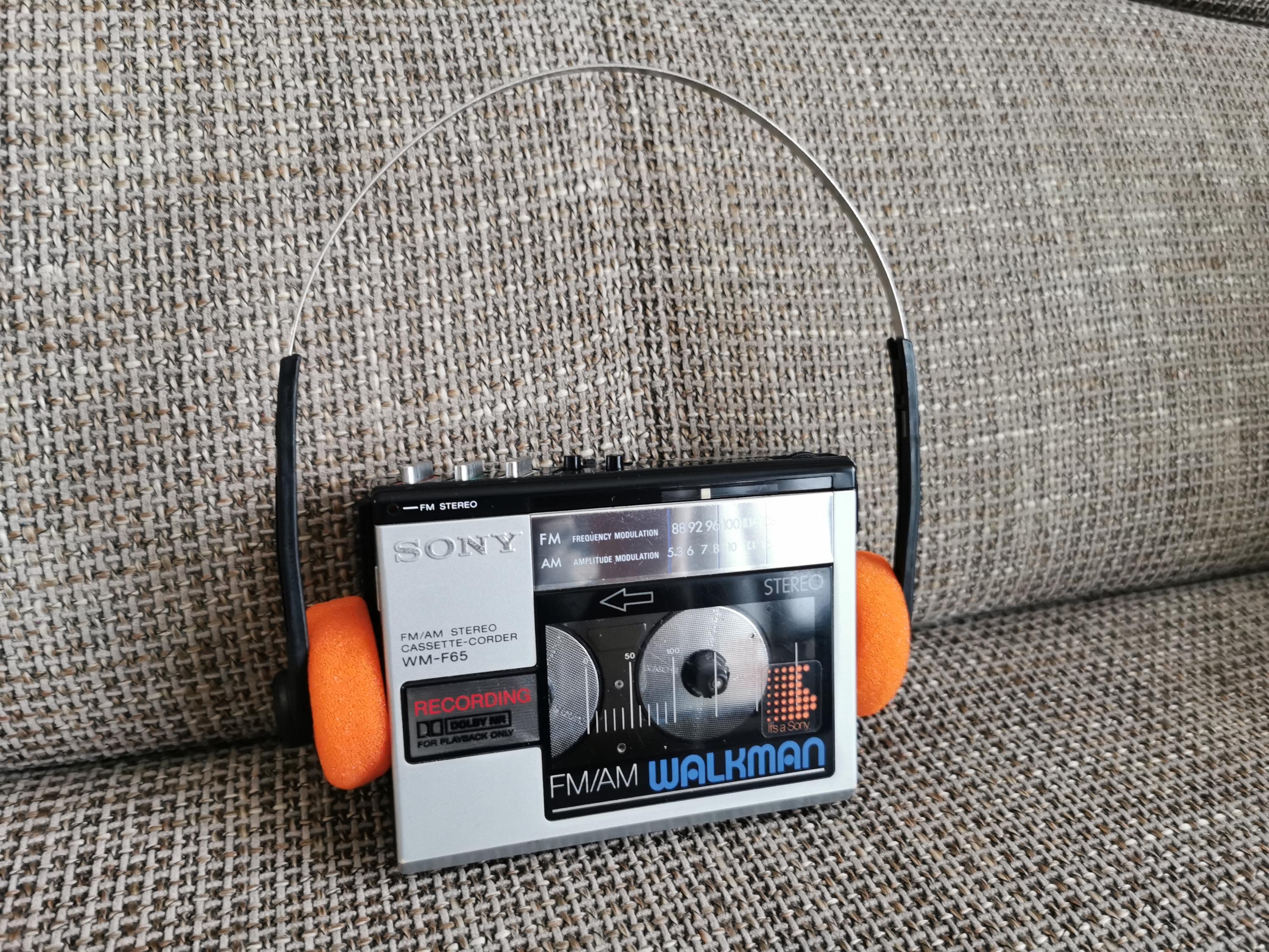 Lettore Cassette Vintage Crown Walkman Anni 80 - AM/FM Stereo 40W - Giallo Giappone NUOVO
