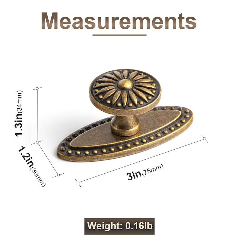 Peut inclure: Bouton de meuble en laiton antique avec un motif floral et une plaque arri&egrave;re ovale. Le bouton mesure 7,6 cm de long, 3,3 cm de haut et 3 cm de large. Le poids est de 0,07 kg. L'image comprend le mot "Measurements".
