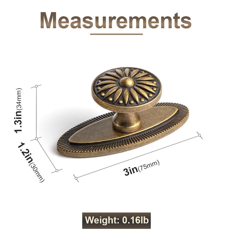 Peut inclure: Bouton de meuble en laiton antique avec un motif floral, mesurant 75 mm de long et 34 mm de haut. La base ovale mesure 30 mm de large. Le poids est de 0,16 lb. Le mot "Measurements" est en haut.