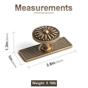 Peut inclure: Bouton de meuble en laiton antique avec un motif floral. Il mesure 70 mm de long, 25 mm de large et 32 mm de haut. Le bouton est mont&eacute; sur une plaque arri&egrave;re rectangulaire avec une texture rainur&eacute;e. Le poids est de 0,16 lb.