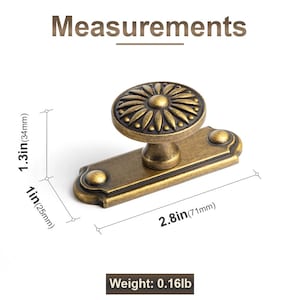 Peut inclure: Poign&eacute;e de meuble en laiton antique avec bouton &agrave; motif floral et plaque arri&egrave;re rectangulaire. Dimensions : 71 mm de long, 25 mm de large et 34 mm de haut. Poids : 0,16 lb.