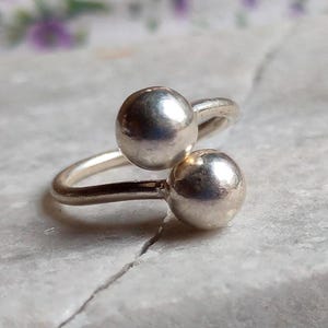 調節可能なスターリングシルバーのダブルボールリング - モダンミニマリスト