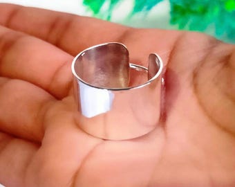 Ring i sterlingsilver med bred band: Boho blommig tumring