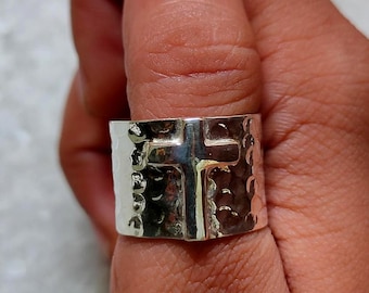 Anillo de cruz de plata esterlina: anillo unisex religioso bohemio martillado para el pulgar, joyería para el día a día.