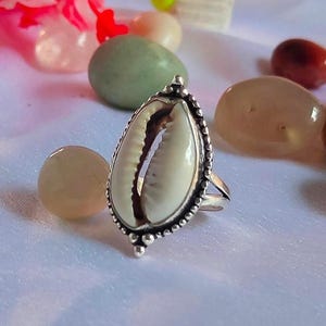 Anello con conchiglia di ciprea: gioielli da spiaggia in argento sterling fatti a mano