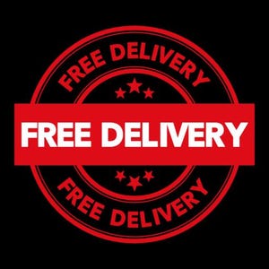 Op de afbeelding: Rode en witte afbeelding op een zwarte achtergrond. De tekst "FREE DELIVERY" wordt in een cirkelvorm en in een rode rechthoek weergegeven. Drie sterren zijn zichtbaar.